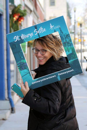 Carey Pope holding St. Marys Selfie sign