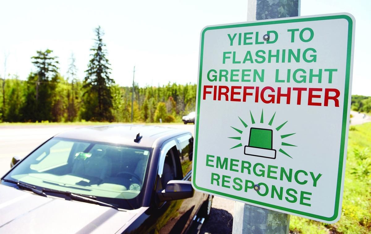 A local sign reminding motorists to yield to vehicles with flashing green lights.
